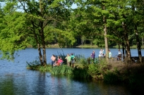 Spatziergänger am Altteich im Colditzer Wald